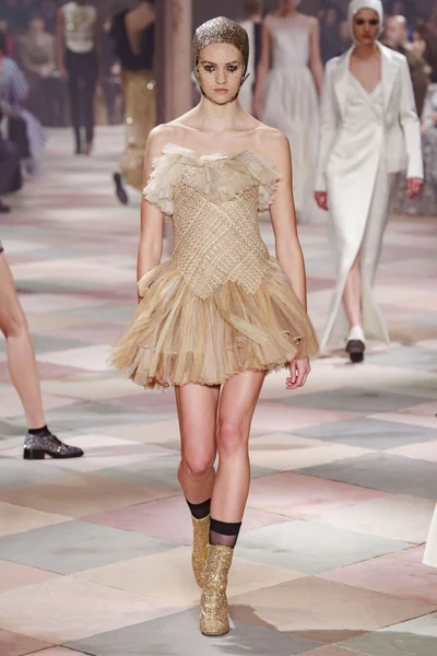 Look 16